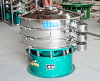 旋振篩多采用立式振動(dòng)電機(jī)作為激振來(lái)源，利用偏心塊的夾角的不同實(shí)現(xiàn)物料在篩網(wǎng)上運(yùn)動(dòng)的軌跡調(diào)整。