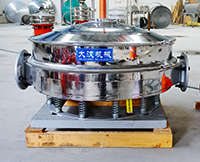直排篩可分為單雙振動(dòng)源兩種，但其電機(jī)是懸掛在振動(dòng)篩框的外側(cè)，振動(dòng)理相對(duì)比較大。