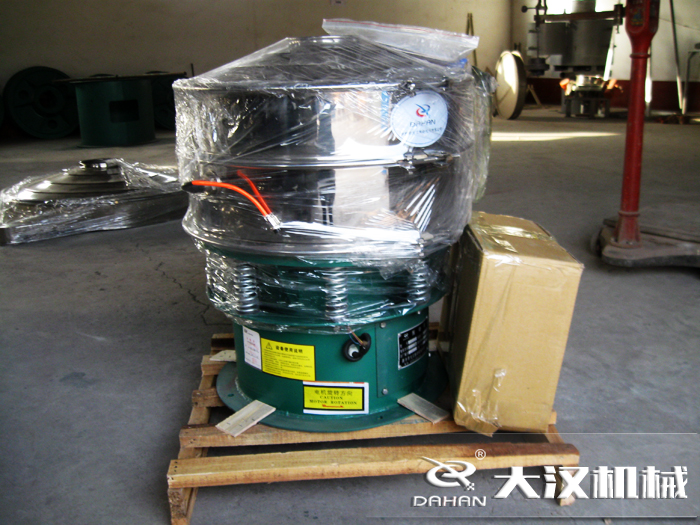 三氯蔗糖粉超聲波振動(dòng)篩采用不銹鋼+碳鋼材質(zhì)的產(chǎn)品能夠更好的節(jié)省成本，同時(shí)能夠達(dá)到想要的篩分效果。
