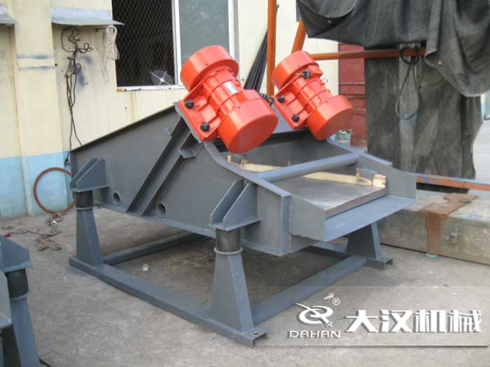 礦用振動篩采用優(yōu)質(zhì)的錳鋼材質(zhì)，主要特點(diǎn)就耐磨性強(qiáng)，對于礦用振動篩來說其，耐磨性是非常重要的。