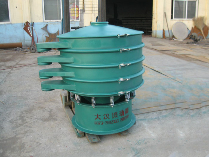 直徑1000型振動(dòng)篩除了有碳鋼材質(zhì)其還有不銹鋼+碳鋼，以及全不銹鋼的選擇，用戶(hù)可根據(jù)用戶(hù)物料的性質(zhì)不同可進(jìn)行選擇。